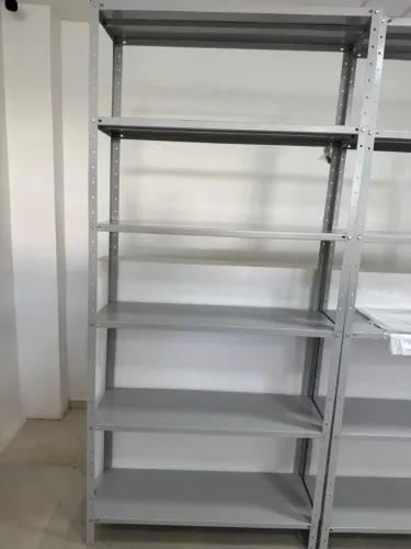 Estante de aço