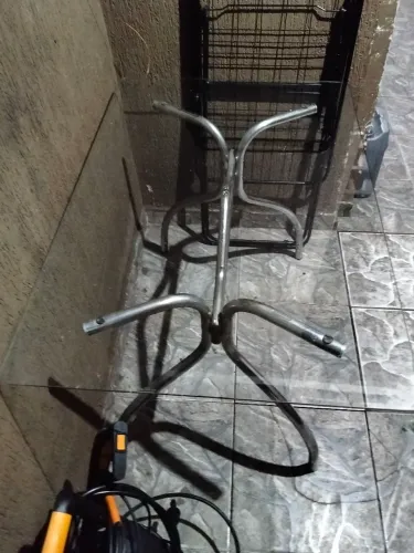 Mesa de vidro MT bem cuidada usada mas em excelente estado aceito rolo proposta .