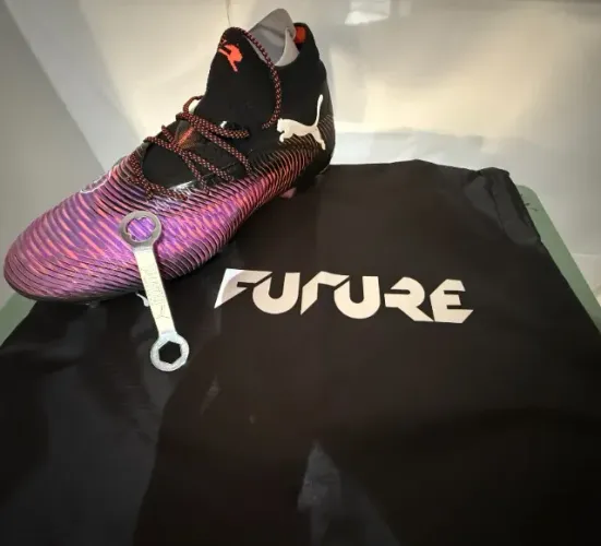 Chuteira Future Ultimate preta com roxa