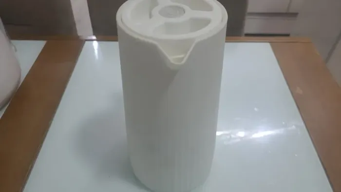 garrafa térmica com capacidade de 1 litro, corpo branco e alça de madeira