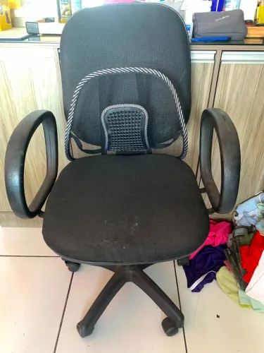 CADEIRA DE ESCRITÓRIO GIRATÓRIA CONSERVADA