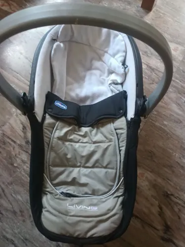 Bebê conforto/moisés da marca Chicco, modelo Living.
