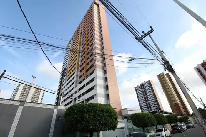Apartamento com 2 suítes e varanda na Rua Antônio Augusto, próximo à Av. Monsenhor Tabosa