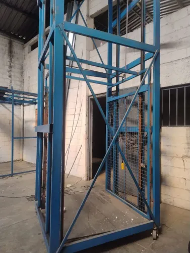Elevador, três carrinhos de carga e escada 6 metros