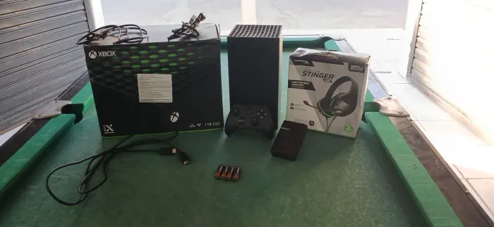 XBOX SÉRIES X + RECARREGADOR de PILHAS + HEDSET