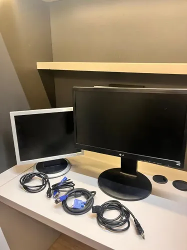 Kit 2 Monitores LG 19,5" + Positivo 15" com cabos - R$ 150