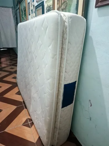 colchão de casal padrão ele é de mola já está higienizado aceito pix ou dinheiro