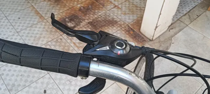 Vendo bike marca fuji semi nova com amortecedor dianteiro e de banco aro 29 