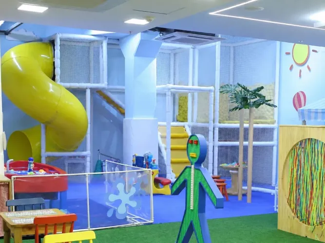 Kidplay com tobogã e cama elástica