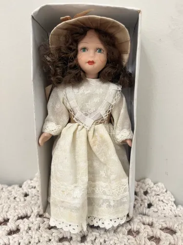 Boneca de porcelana antiga cada detalhe é um encanto