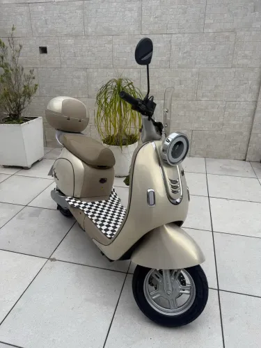 Scooter elétrica capuccino