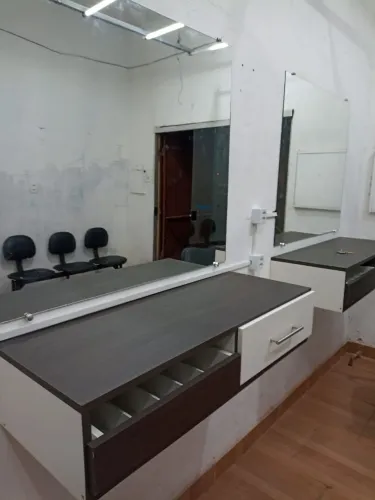 Bancada e espelho de barbearia
