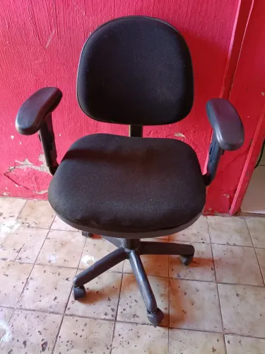 Cadeira de escritório com regulagem de altura . Funcionando perfeitamente