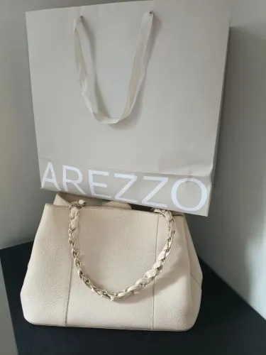Bolsa offwhite em couro grife Arezzo pouco uso