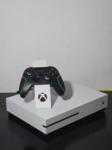 Xbox One S 500GB + 56 Jogos + Controle Recarregável