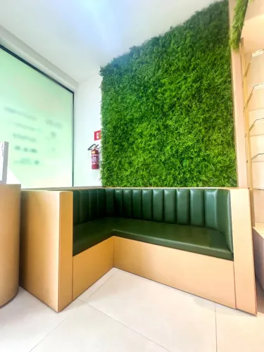 Sofá Estofado Espaço Cliente + Painel Folhagem - Móveis Alto Padrão