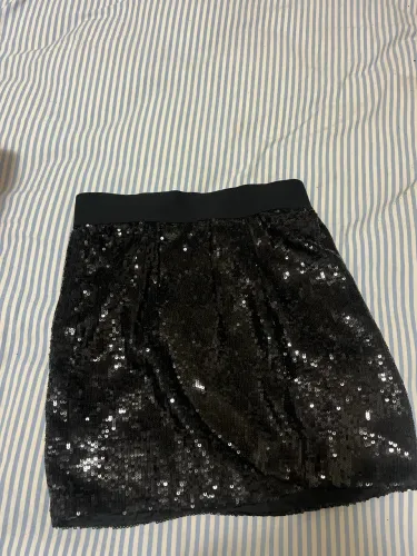 Mini saia bordada de paetê nunca usada !!  