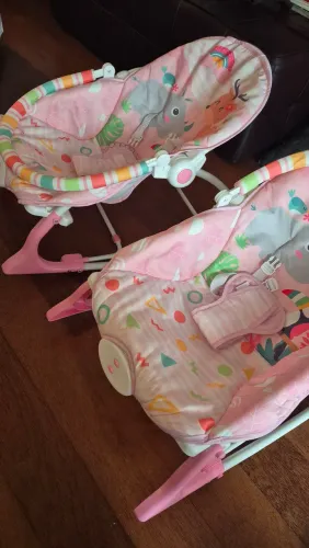 Duas cadeirinhas de bebê repousadeira 