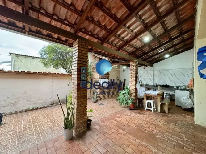 CASA | 4 QUARTOS | 2 SALAS | ÁREA GOURMET | 4 VAGAS | LOTE 360 M² | BAIRRO ITATIAIA