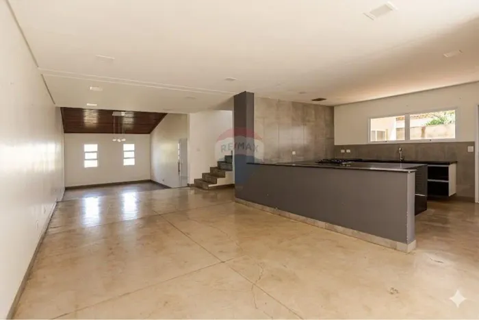 Sobrado de alto padrão para locação ou venda, com 378m² e 4 suítes, em Mogi das Cruzes!