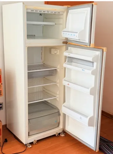 Vendo uma geladeira