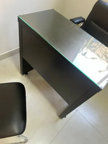 Mesinha de Escritório Slim em MDF com Tampo de Vidro e Rodinhas