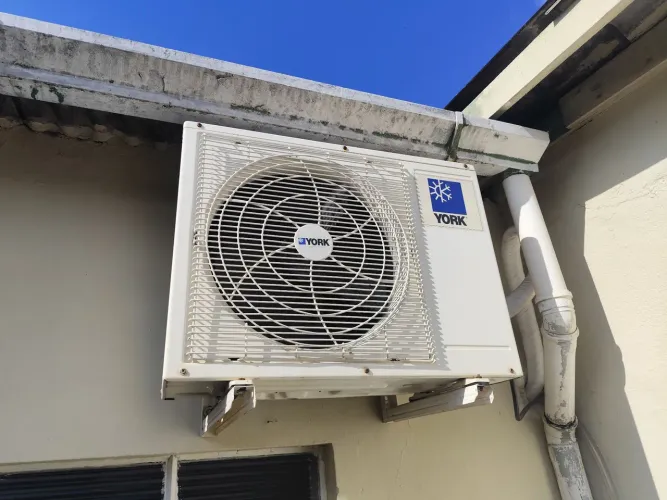 Ar condicionado Split York 7700BTUS - Completo com suporte e tubulaçao de cobre.