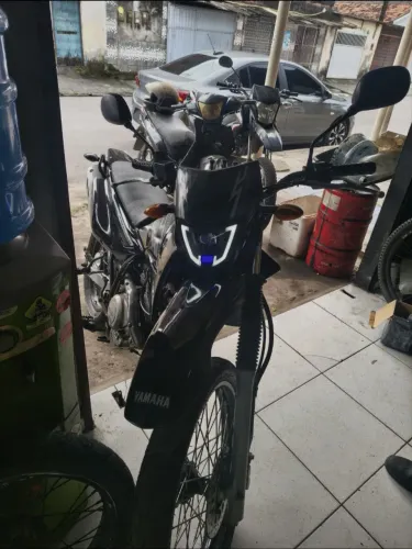 Yamaha XTZ 125 partida elétrica muito bem conservada emplacada