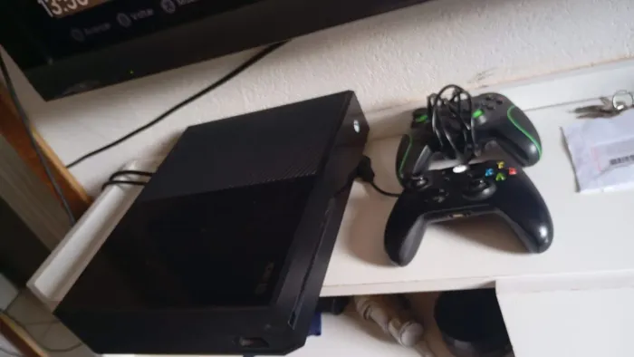 Xbox one 2 controles e kinect a venda  1000,00
