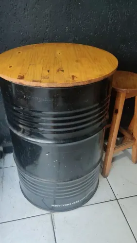 Tambor com tampo em madeira invernizado para bar