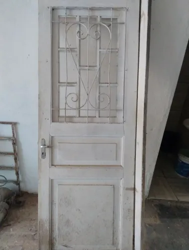 porta de madeira maciça antiga