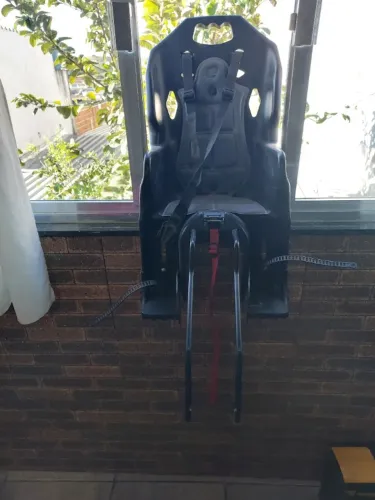 Cadeira de engate rápido preta suporta até 21 kg