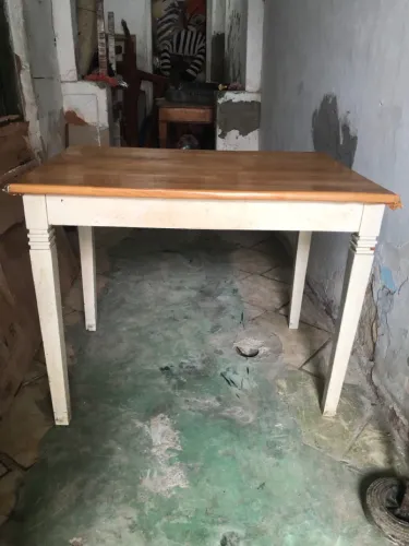 Mesa de Madeira com tampo amadeirado e base branca