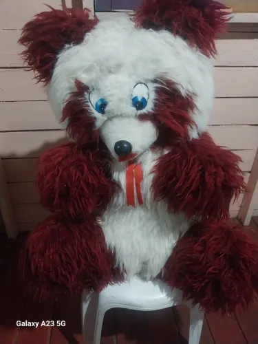 Um lindo urso de pelúcia 