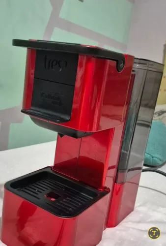 Cafeteira vermelha três corações