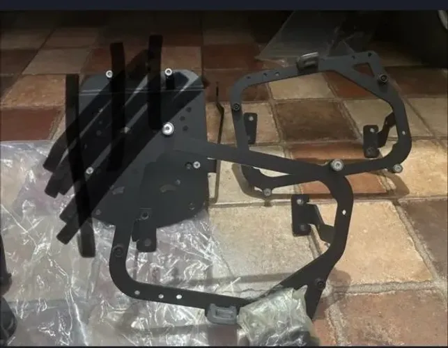 Suporte para BAU lateral V Strom 650XT 2019+ SCAM
