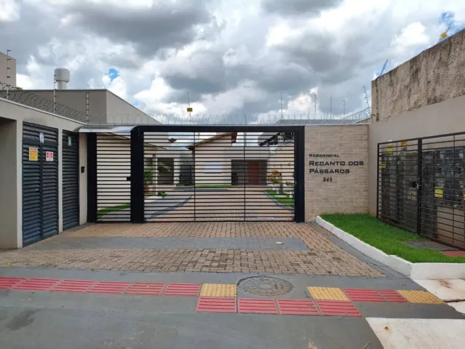 Casa Térrea em Condomínio - Recanto dos Pássaros - 01 Suíte + 02 Quartos