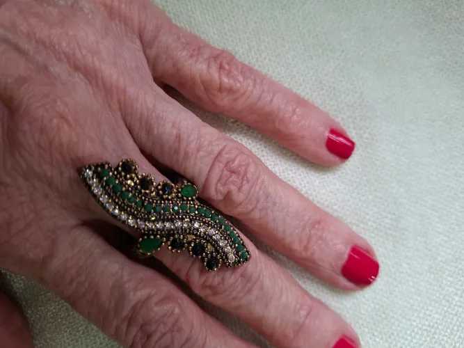 Anel em bijuteria fina com pedras verde esmeralda, zirconia e pedras pretas no bronze