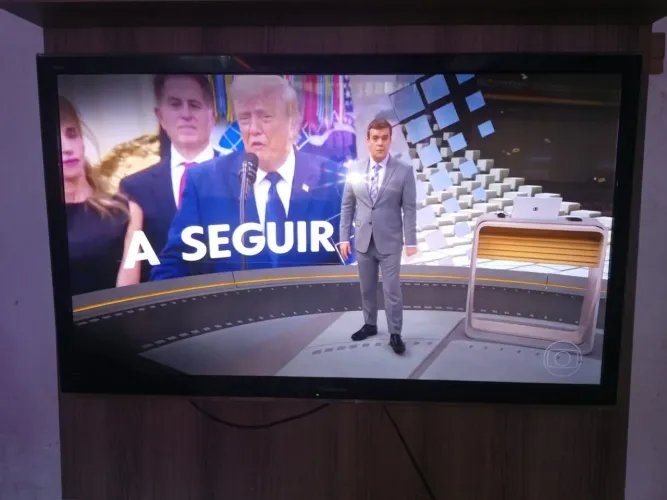 Vendo TV Philips 43 polegadas está so com uma lista no meio fina mais não interferir nada 