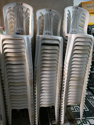 MESA COM 4 CADEIRAS DE PLÁSTICO MOR