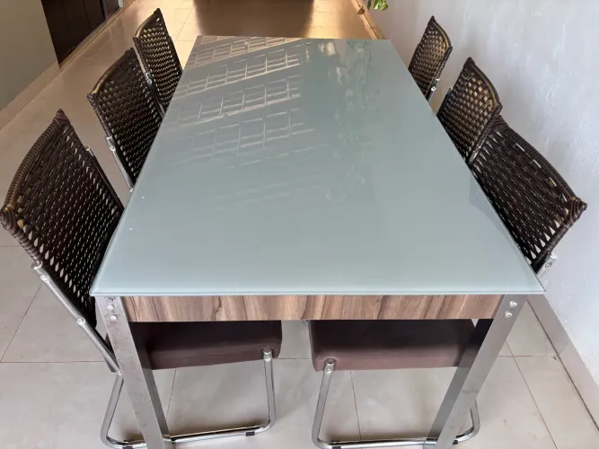Mesa com 6 cadeiras