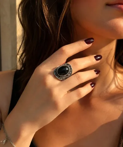 Anel Vintage com Pedra Negra Oval (Estilo Ônix)