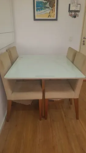 Mesa em madeira pra ir embora 