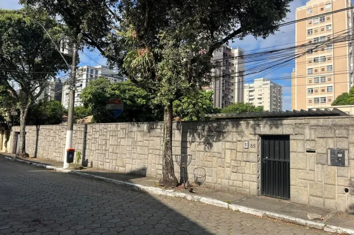 CASA LINEAR EM 2 LOTES COM 826 M²