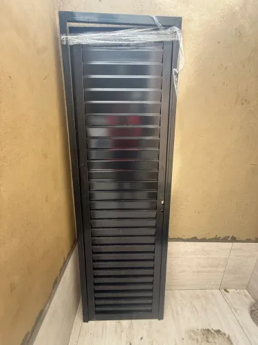 Porta de alumínio preta com pintura eletrostática