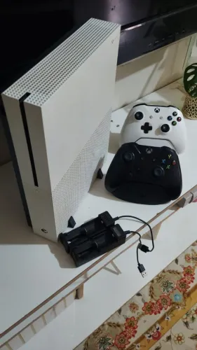 XBOX ONE S + 2 CONTROLES + SUPORTE