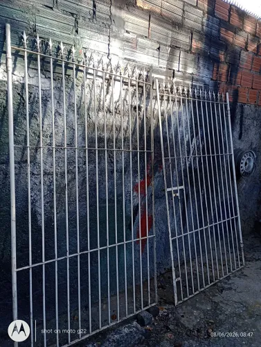 Portão de duas folhas de ferro maciço