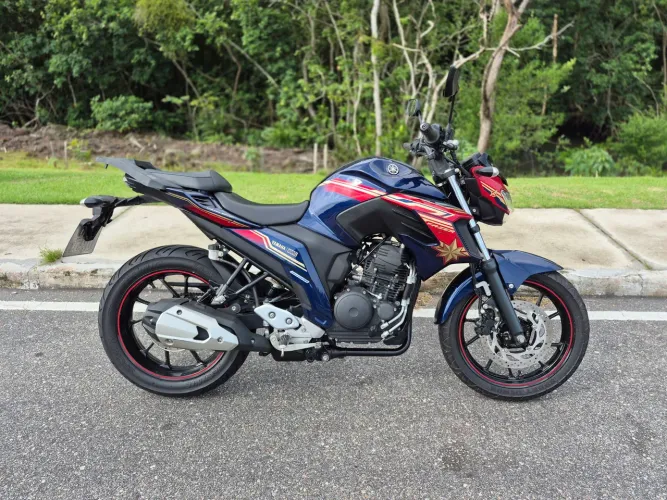 VENDO FZ250 - 2021 VERSÃO CAPITÃ MARVEL COM APENAS 19MIL KM