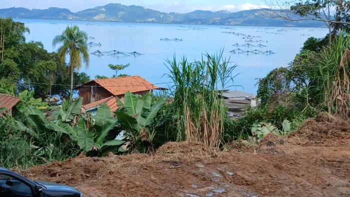 Terreno na lagoa 