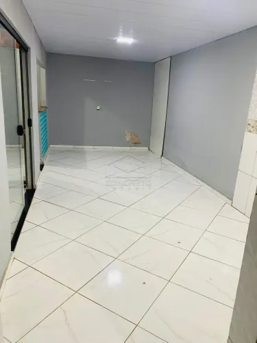 Aluga-se casa de fundo